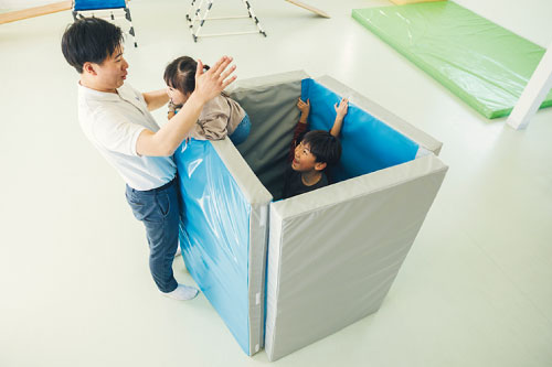 趣味・スポーツ・実用 ART PLASTIC: DESIGNED FOR LIVING カラフル☆クッションマット | 未来航路エス・アイ・ラボの感覚統合