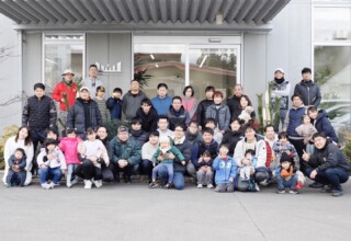 福をつき、笑顔で締めくくる仕事納め